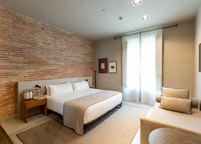 Colectia Pau Claris Pensjonat 4*