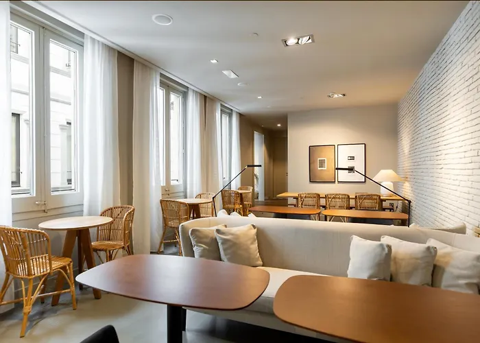 Colectia Pau Claris Pensjonat 4*